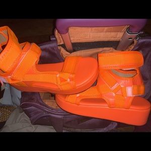 Trendy NEON ORANGE sandals with ankle straps 🧡